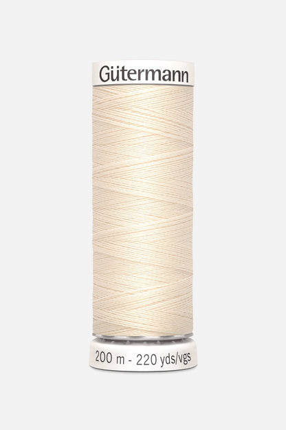 Eine Rolle Allesnähgarn von Gütermann creativ in wollweiß