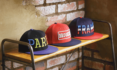 Mehrere mit Schriftzügen bestickte Snapback-Caps