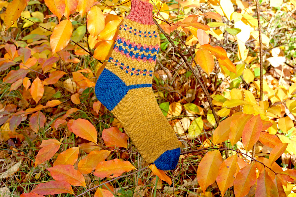 Gestrickte Socken im Herbst