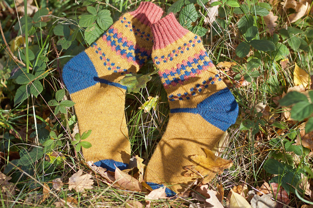 Selber gestrickte Socken im Herbst