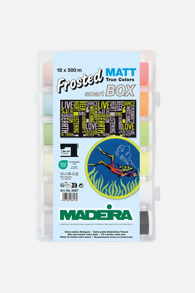 Madeira Frosted Matt Smartbox – 18×500 m Stickgarn No. 40 inkl. Nadeln - Make ma!