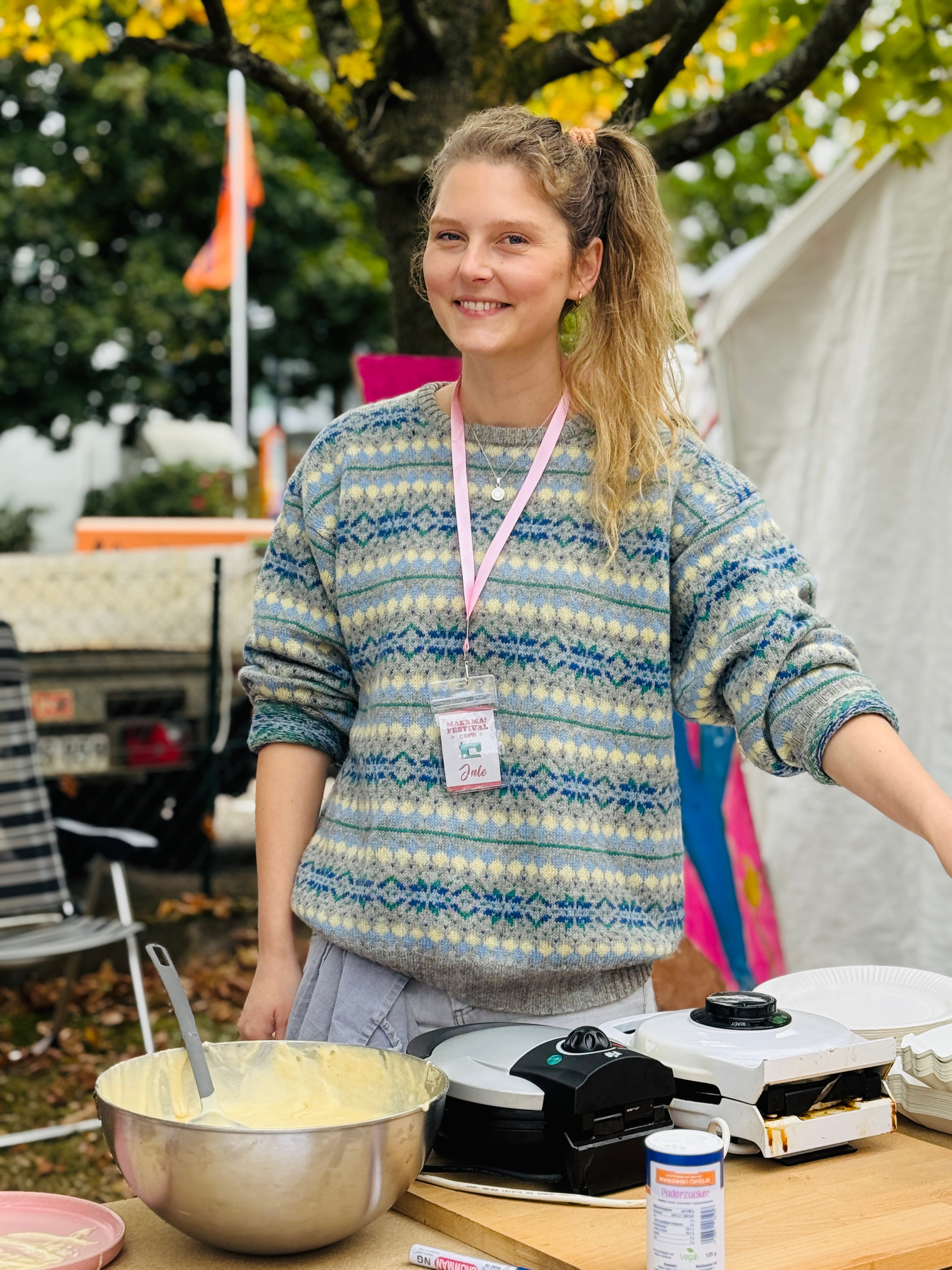 Julie backt Waffeln auf dem Nähmaschinenfestival 2025 in Hamburg