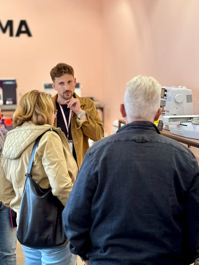 Mark im Beratungsgespräch im Nähmaschinengeschäft in Hamburg