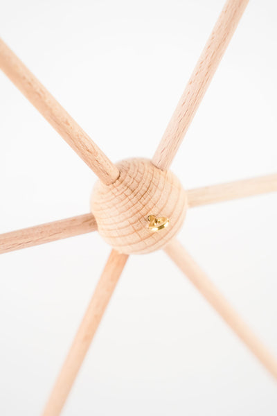 Detailansicht der Mittelkugel mit der Ringschraube zur Aufhängung.