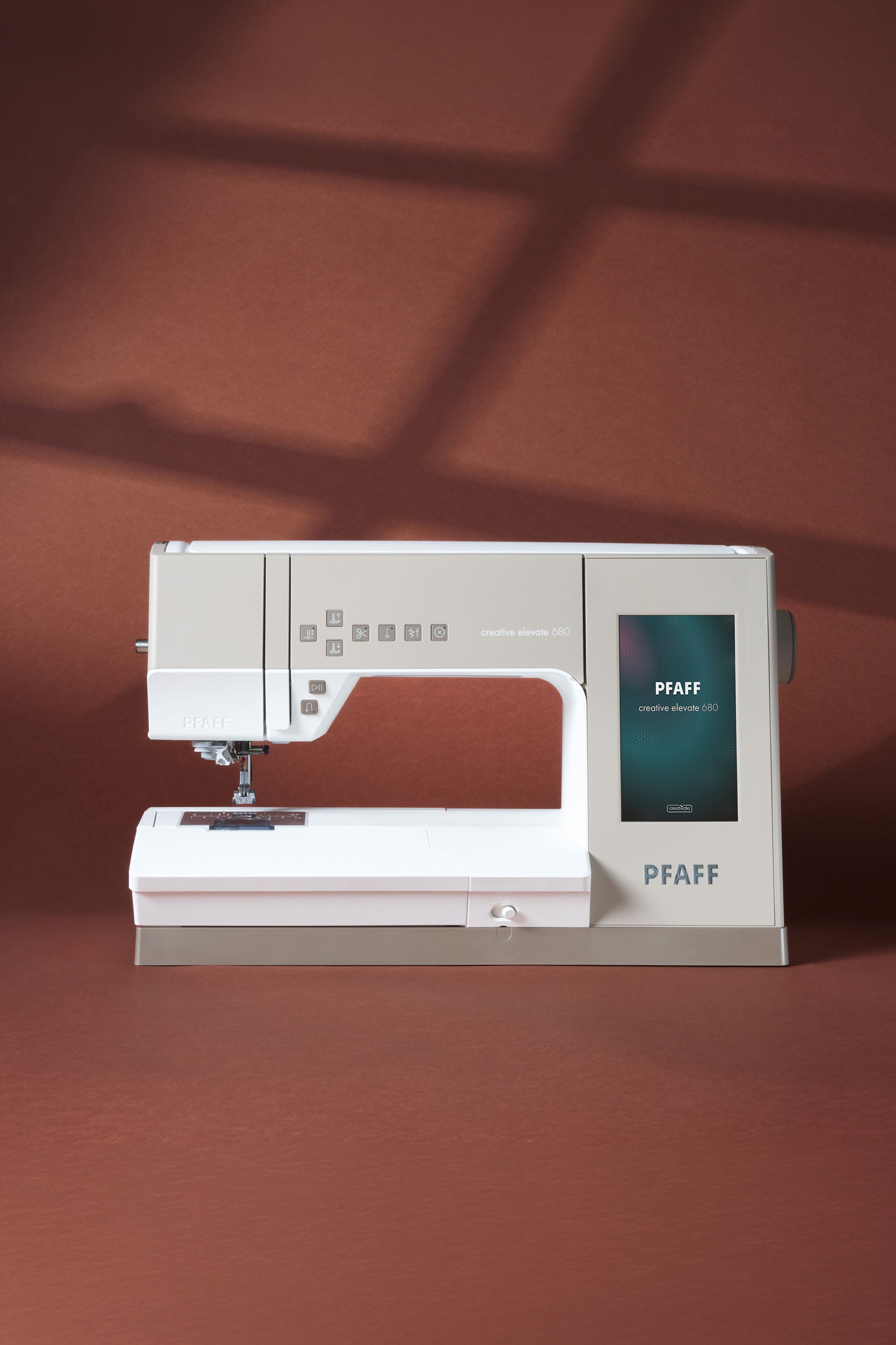 PFAFF creative elevate 680 Nähmaschine