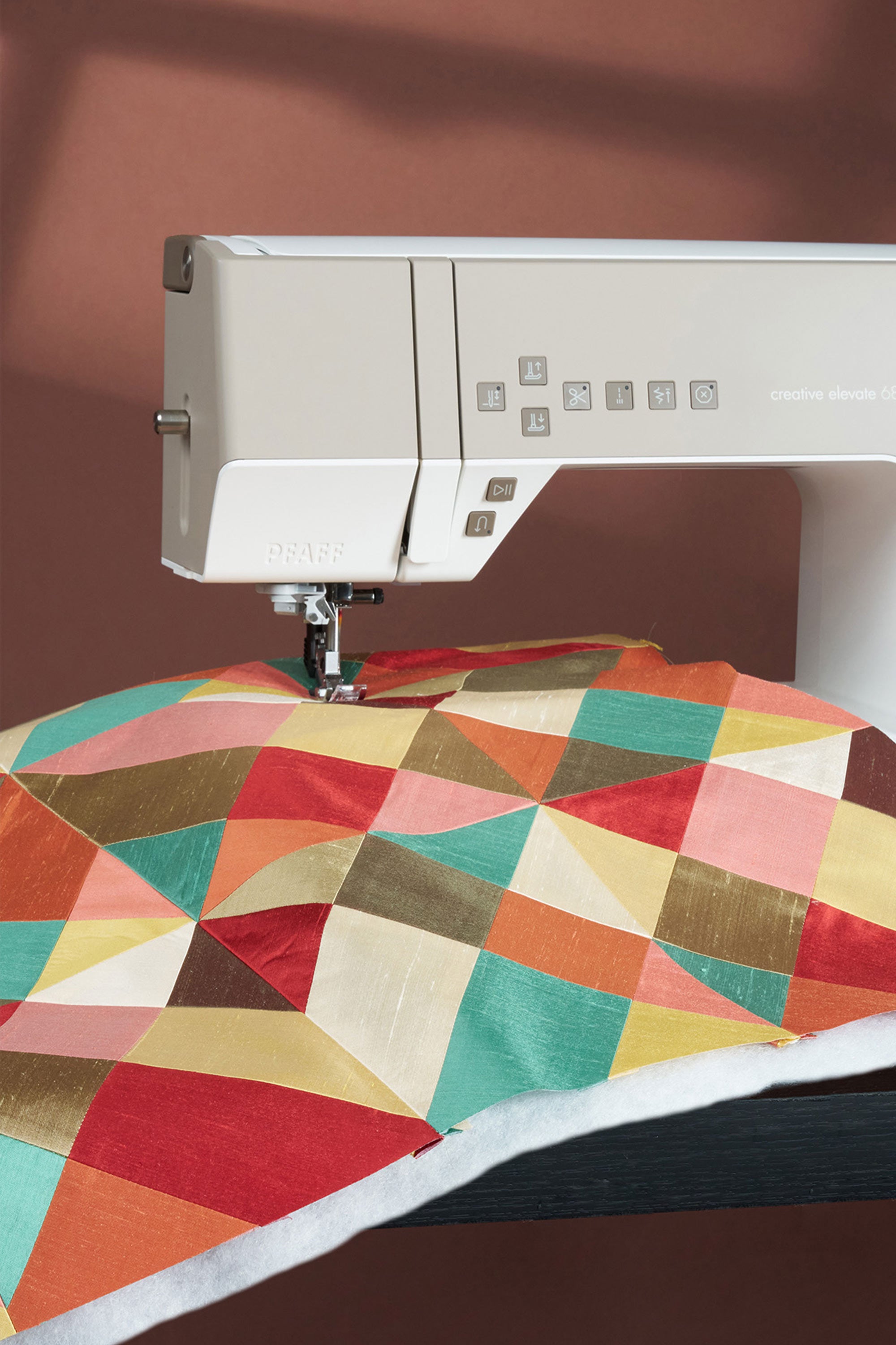 PFAFF creative elevate 680 Nähmaschine