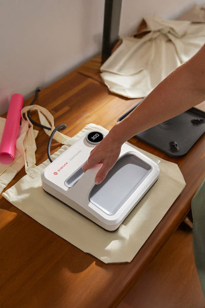 Übertrage deine Designs mit der SINGER® MOMENTO™ Square Press auf dein Textil