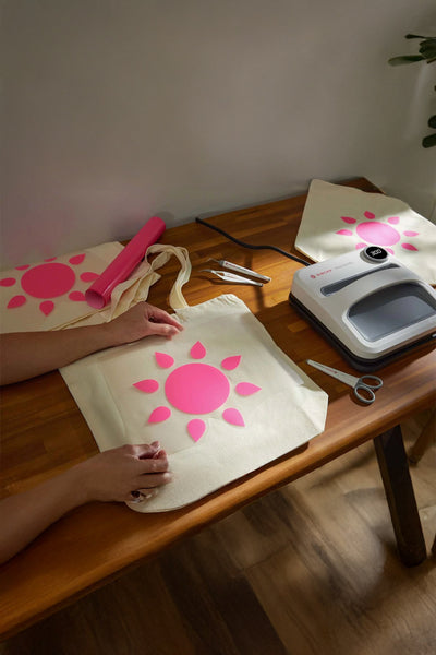 Übertrage deine Designs mit der SINGER® MOMENTO™ Square Press auf dein Textil