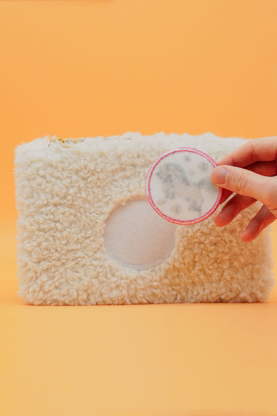 Schnittmuster Kosmetiktasche faltbar DELARI – Klätsch wird auf der runden Flauschseite befestigt