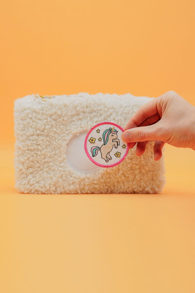 Schnittmuster Kosmetiktasche faltbar DELARI – Klätsch wird auf der runden Flauschseite befestigt