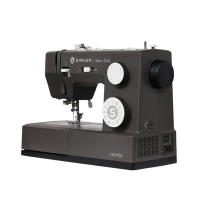 SINGER® Heavy Duty™ 4552 Nähmaschine in leicht gedrehter Vorderansicht.