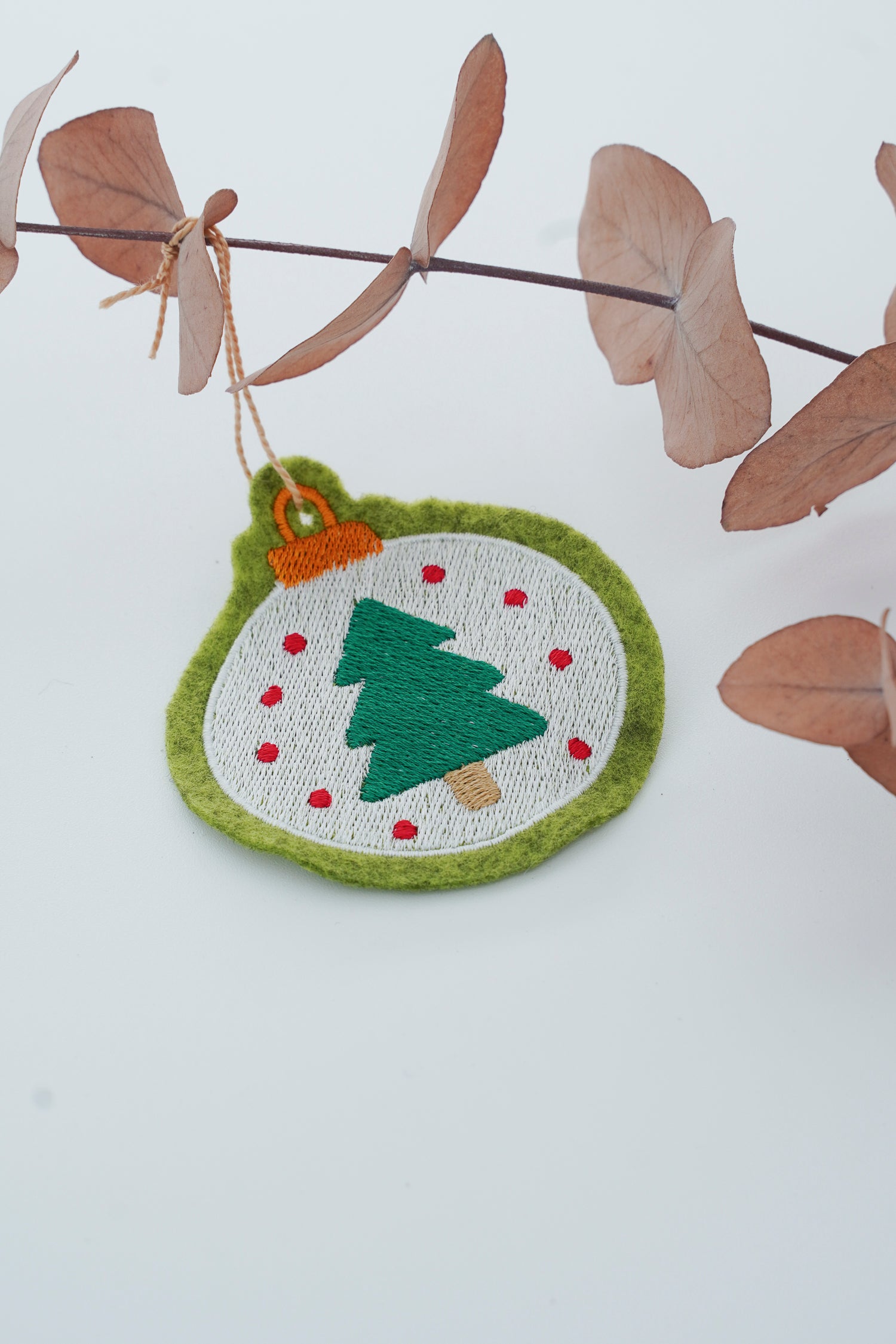 Stickdatei Weihnachtskugel mit Tannenbaum