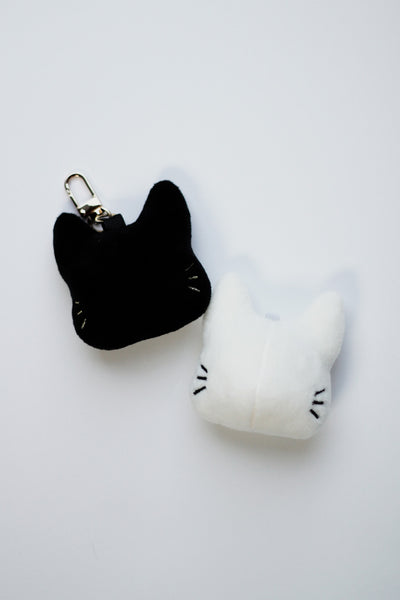 Stickdatei ITH Katzenanhänger in zwei Farb Varianten