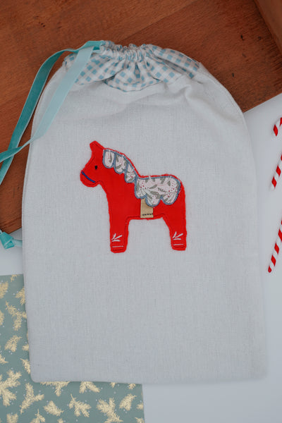 Stickdatei Weihnachtspferd in Rot