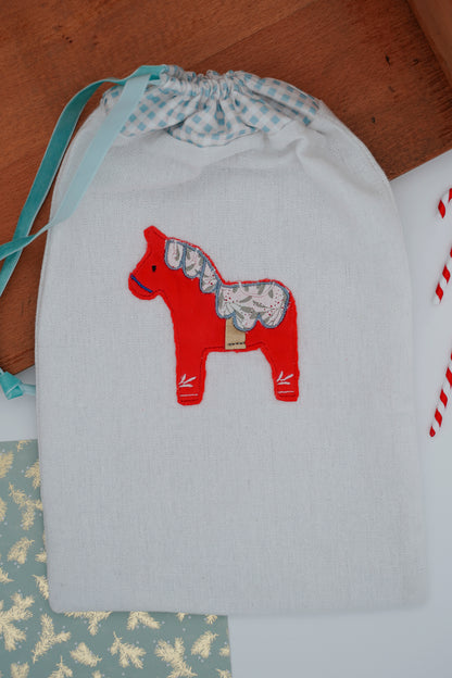 Stickdatei Weihnachtspferd in Rot