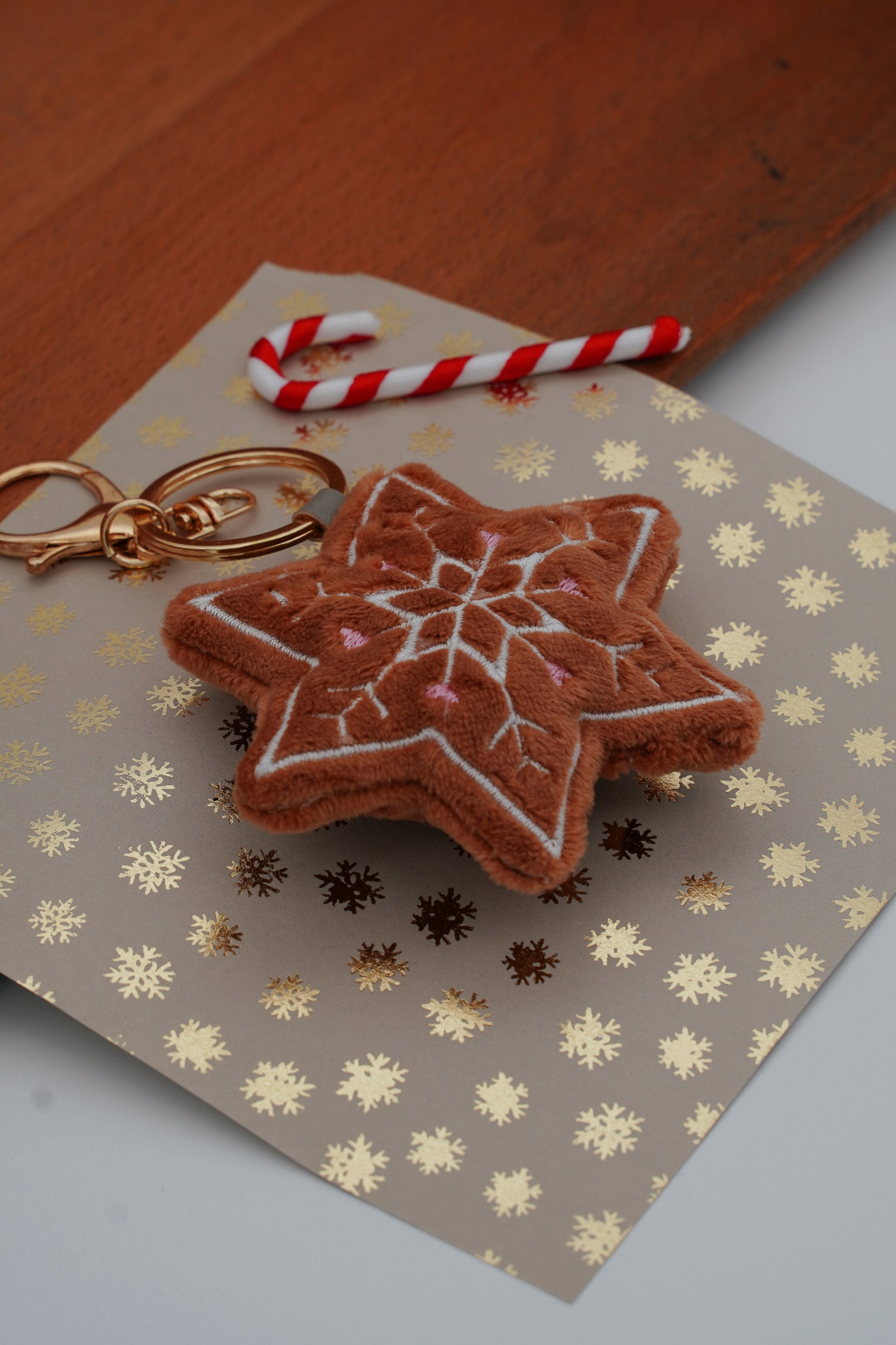 Stickdatei Schneeflocke auf braunem Lebkuchen