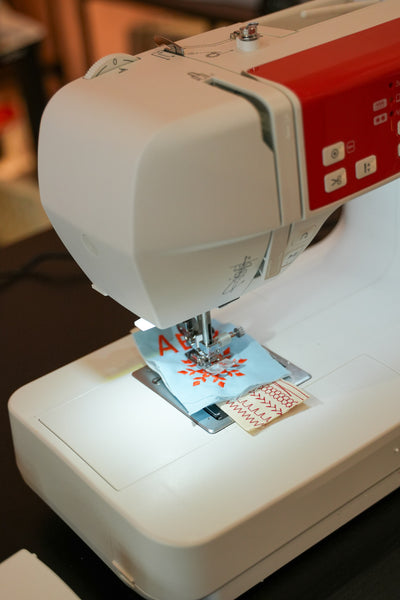 Machines à coudre et à broder d'occasion