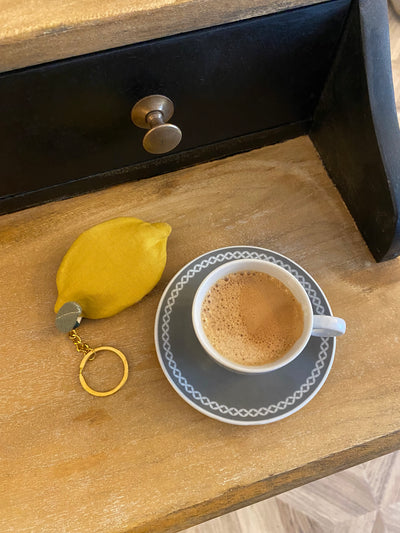 ITH Zitronen Tasche neben einem Espresso