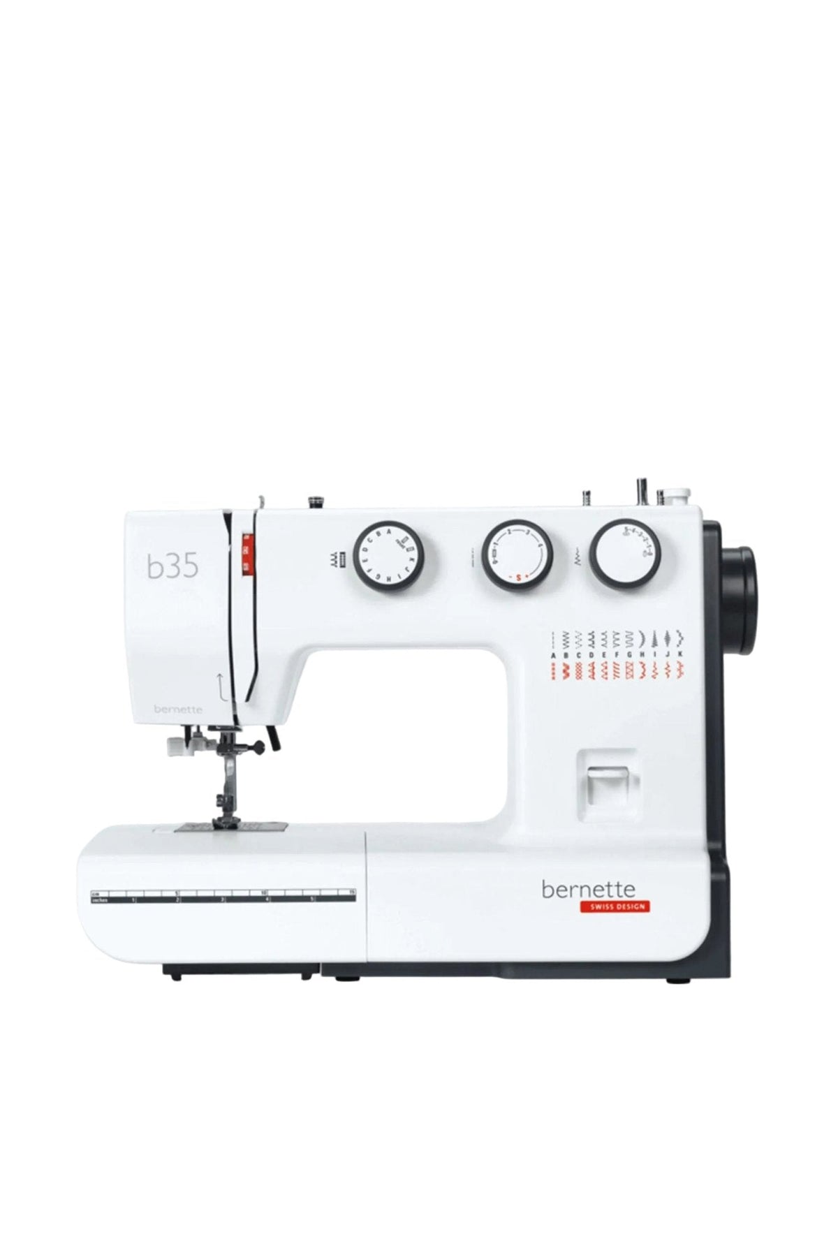 Machine à coudre bernette b35 vue de face, avec plateau complet, trois molettes de réglage et zone de l’aiguille sur fond blanc
