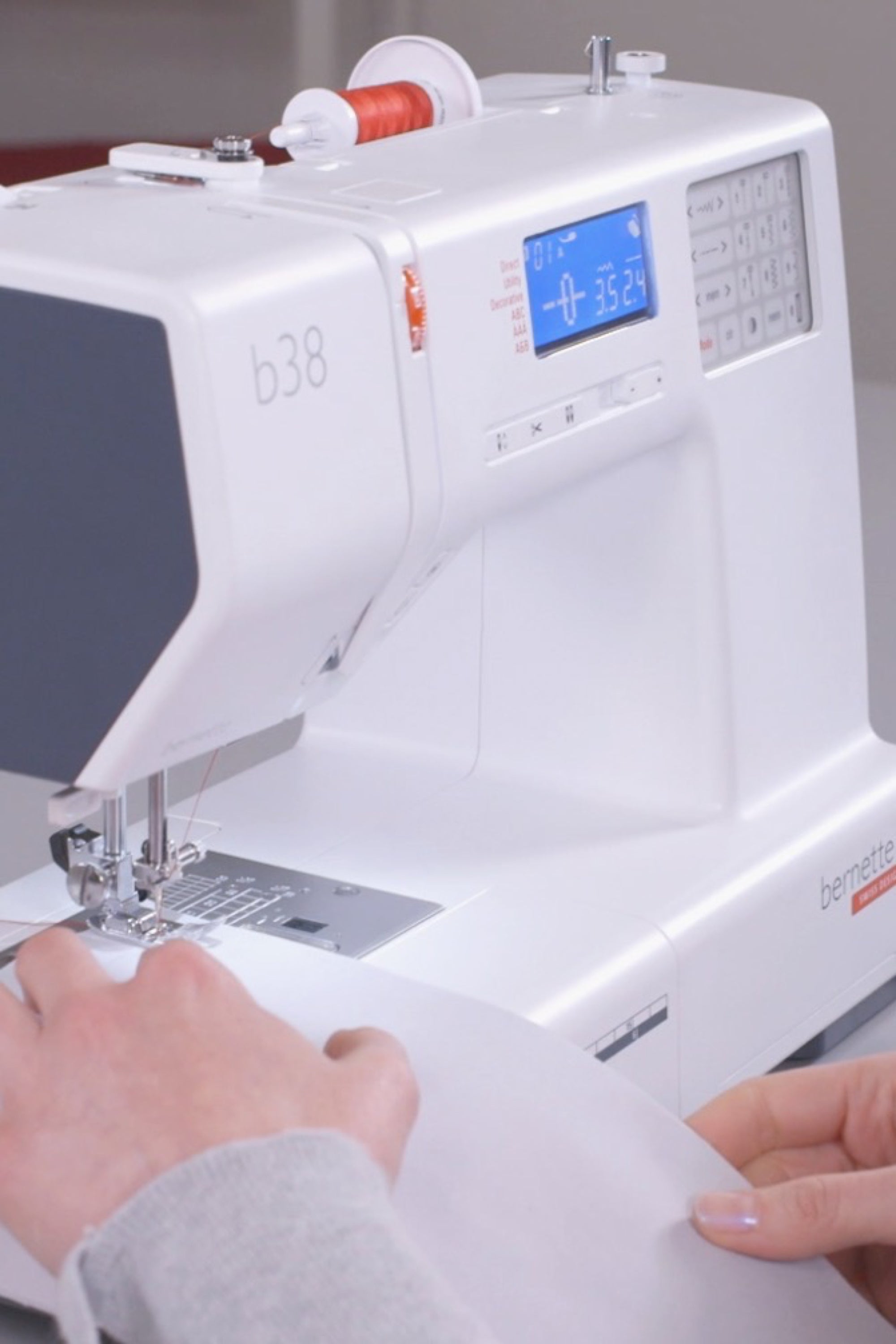 Nähen an der Stichplatte der bernette b38 mit automatischer Fadenschneidefunktion