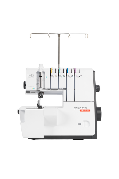 bernette b42 FUNLOCK Coverstitch set lige forfra, fritstående uden skygge på gulvet