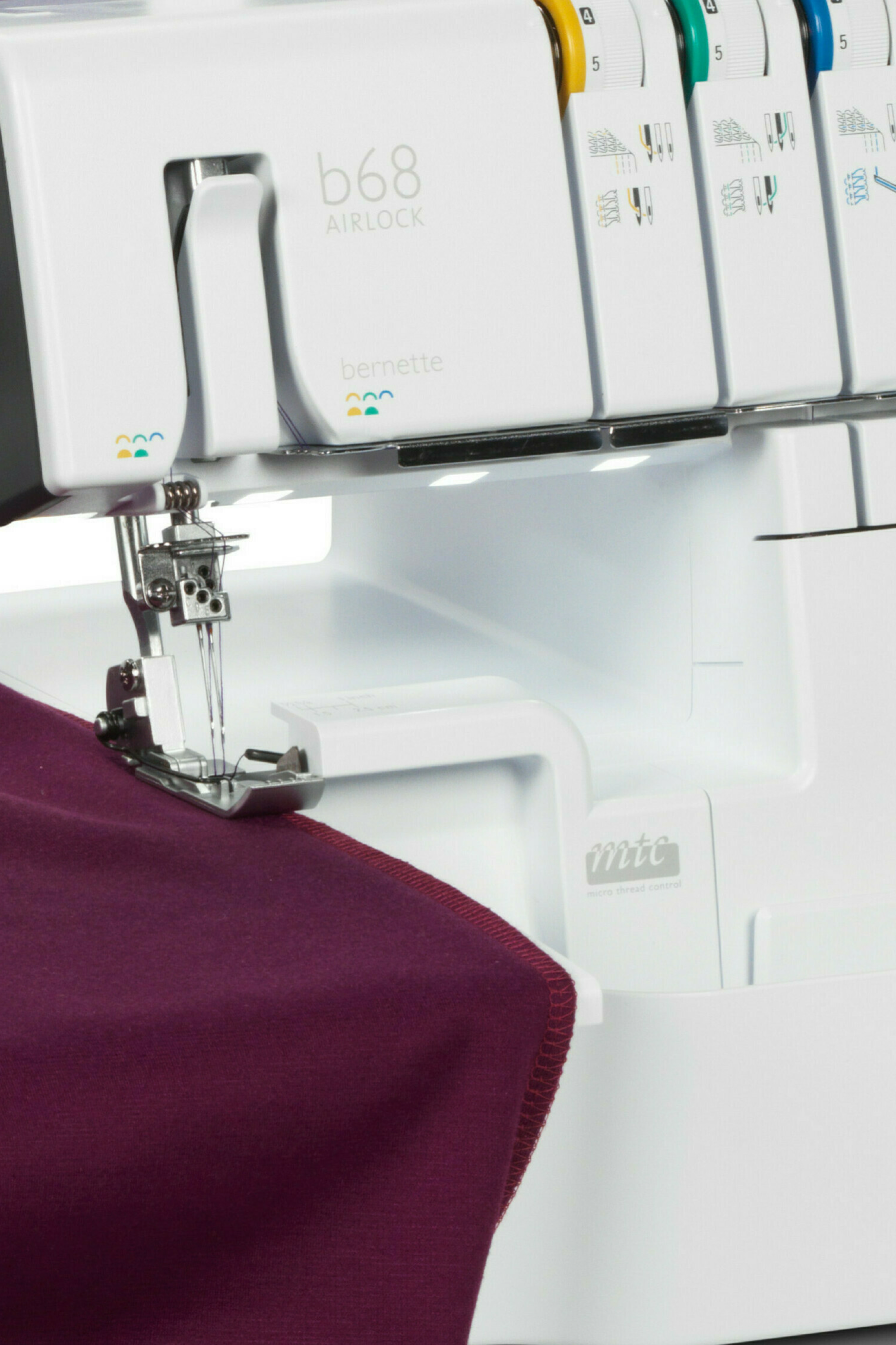 130 mm Arbeitsraum an der bernette b68 AIRLOCK Overlock/Coverstitch-Combo