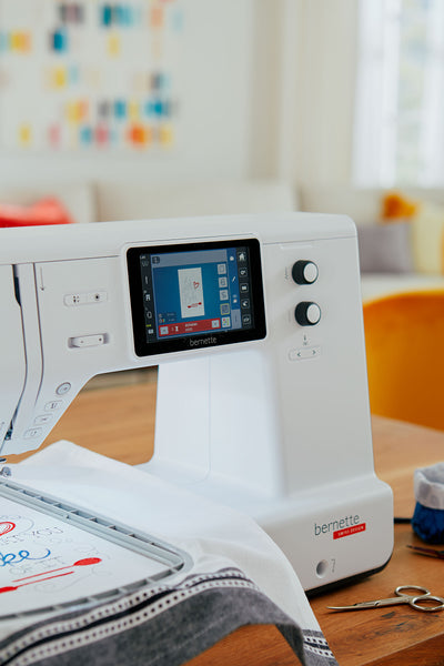 bernette b70 DECO Stickmaschine – Display im Stickbereich