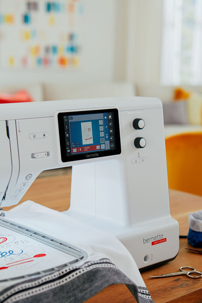 bernette b70 DECO Stickmaschine – Display im Stickbereich
