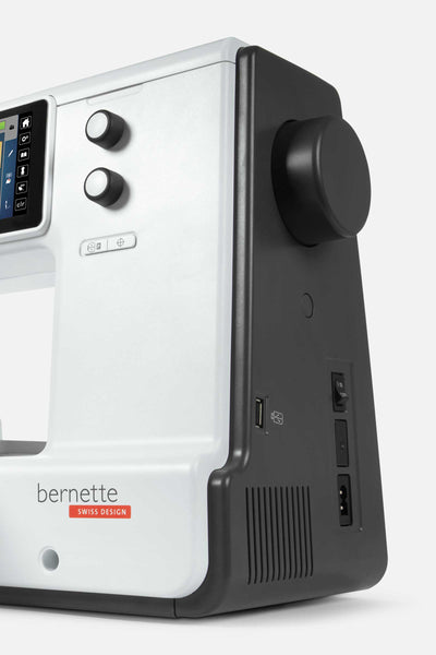 bernette b70 DECO Stickmaschine – Einschaltknopf, USB-Anschluss und Netzstecker (Kaltgeräte)