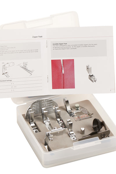 Kit de pieds-de-biche bernette DIY ouvert avec les pieds et le livret d’instructions déplié