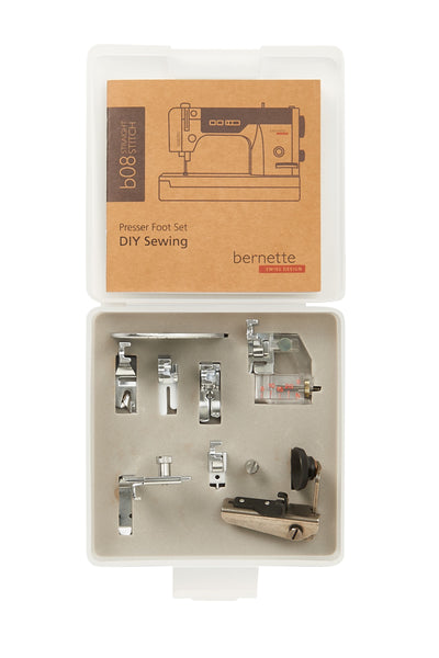 Boîte de rangement ouverte du kit de pieds-de-biche bernette DIY avec ses sept solutions