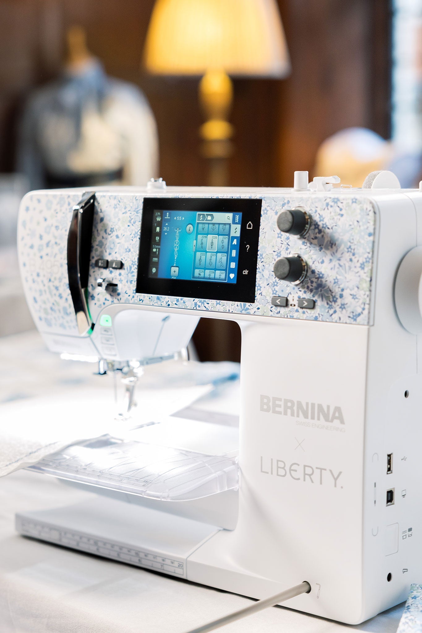 BERNINA 495 LIBERTY Edition Kniehebel