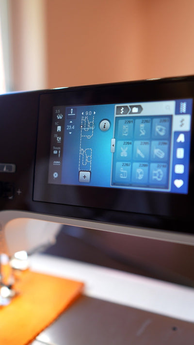 Bedienung von Nähfunktionen über den BERNINA Farb-Touchscreen.