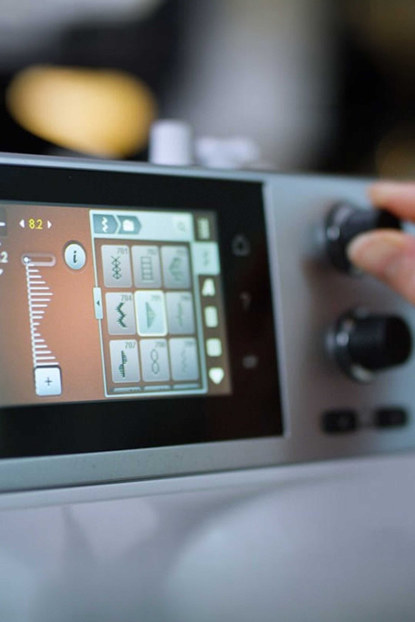 Übersichtliche Bedienung über den BERNINA Farb-Touchscreen.