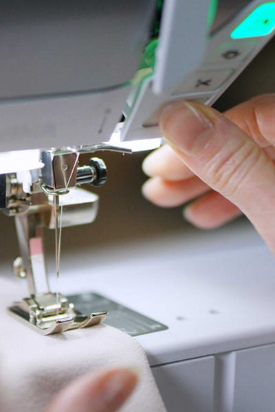 Automatischer Fadenschneider einer BERNINA Maschine im Einsatz.