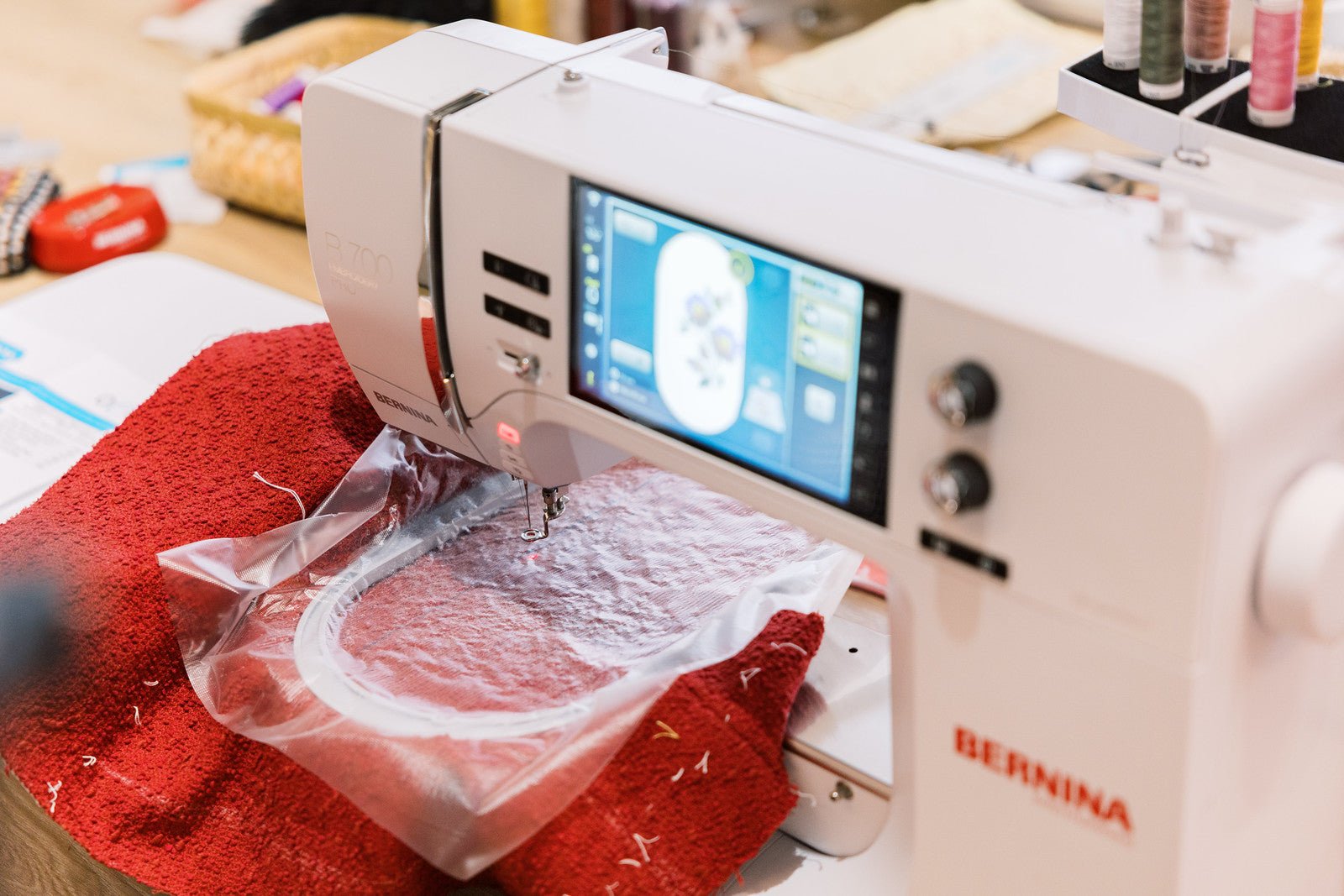 BERNINA B 700 PRO beim Sticken eines Motivs im Stickrahmen.