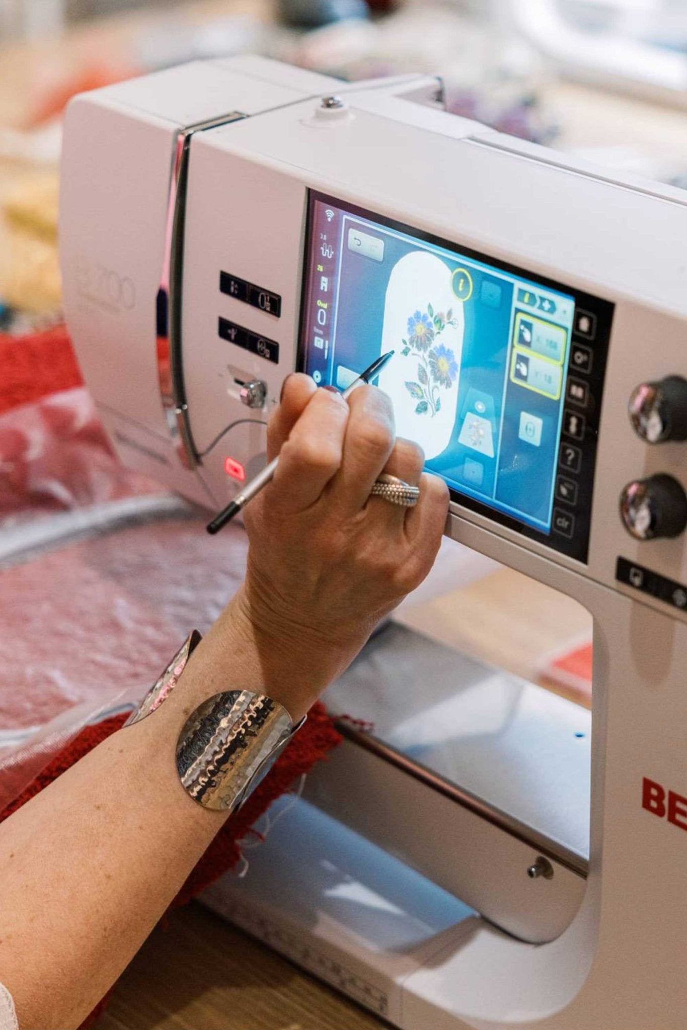 BERNINA B 700 PRO mit Stickmodul L (SDT) – Produktansicht