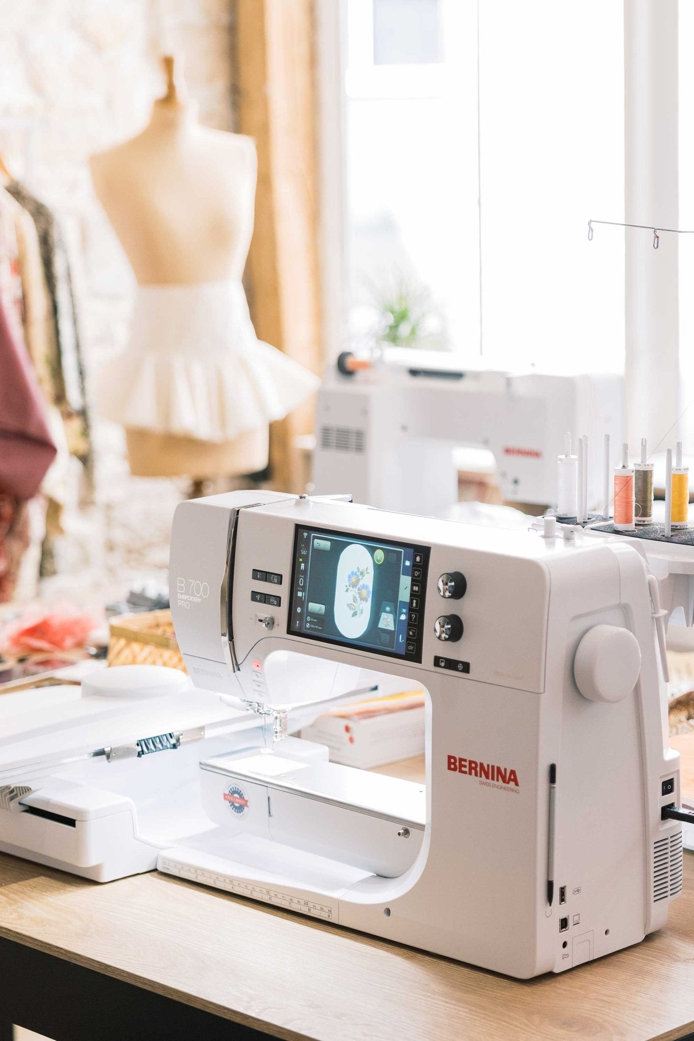 BERNINA B 700 PRO mit Stickmodul L (SDT) – Produktansicht
