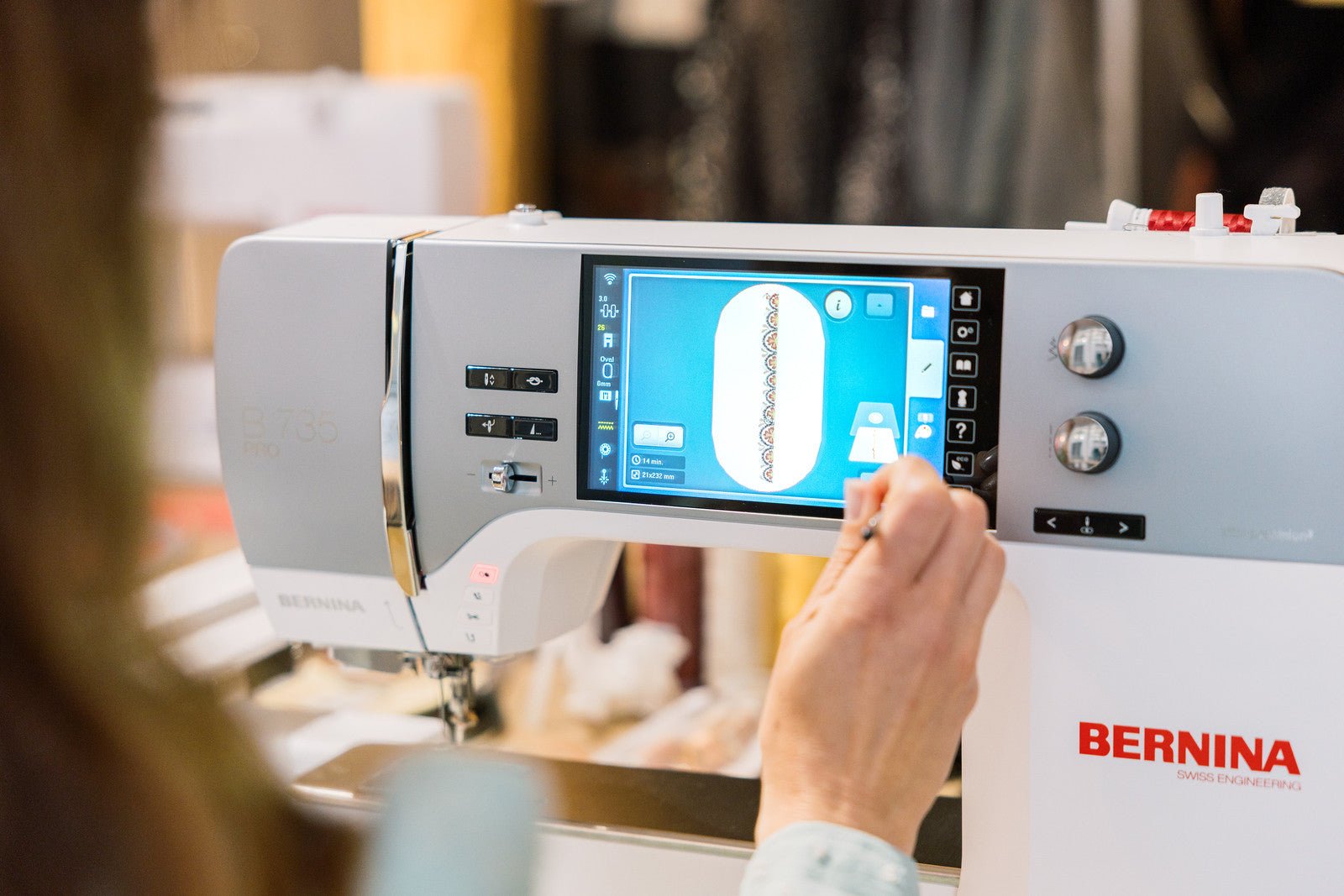 BERNINA B 735 PRO: Stickmotiv direkt am Touchscreen bearbeiten.