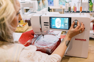 BERNINA B 770 QE PRO beim Einrichten eines Stickmotivs am Touchscreen.