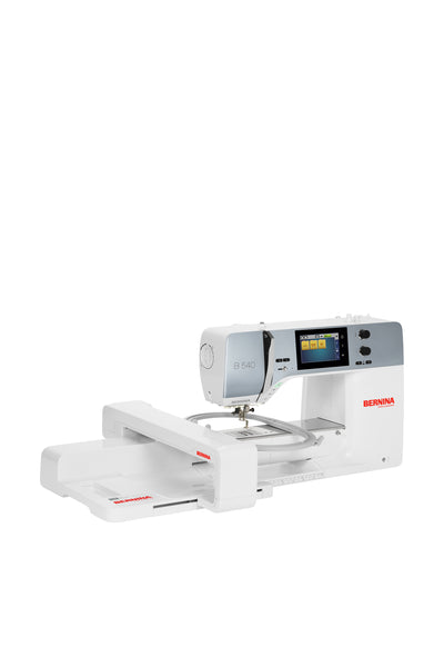 BERNINA B 540 naai- en borduurmachine met borduurmodule M (SDT) en borduurraam, schuin aanzicht op een witte achtergrond