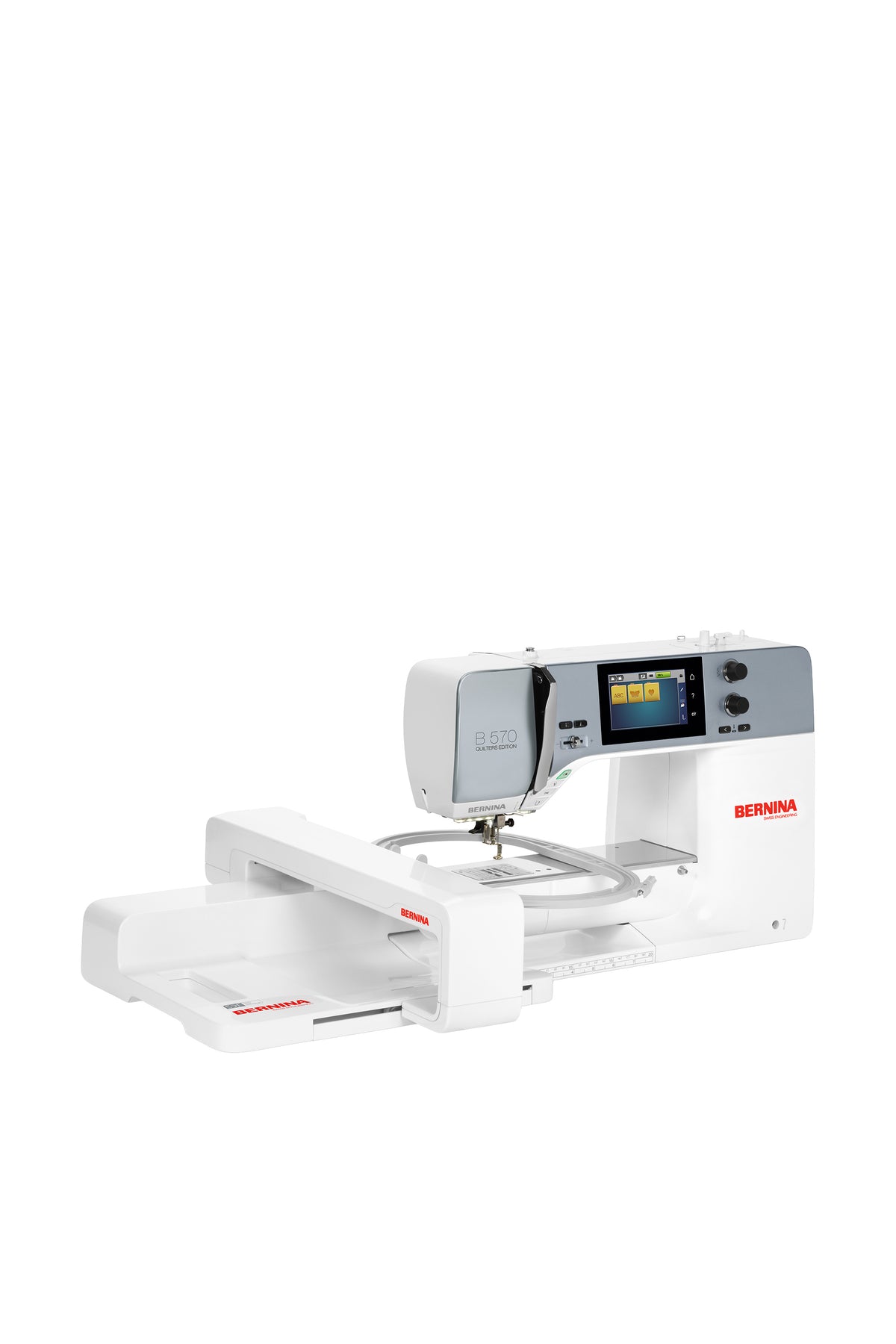 BERNINA B 570 QE naai- en borduurmachine met borduurmodule M (SDT) en borduurraam, schuin aanzicht op een witte achtergrond