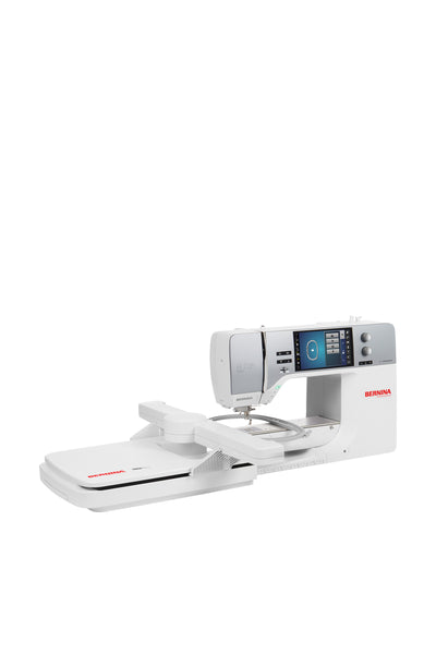 BERNINA B 735 PRO naai- en borduurmachine met borduurmodule L (SDT) en borduurraam, schuin aanzicht op een witte achtergrond