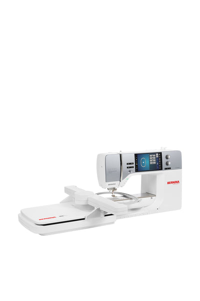 BERNINA B 770 QE PRO sy- og broderimaskine med broderimodul L (SDT) og broderiramme set skråt på hvid baggrund