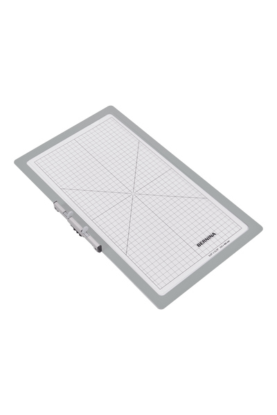 BERNINA Großer Haft-Stickrahmen 400 × 210 mm mit transparenter Stickschablone.