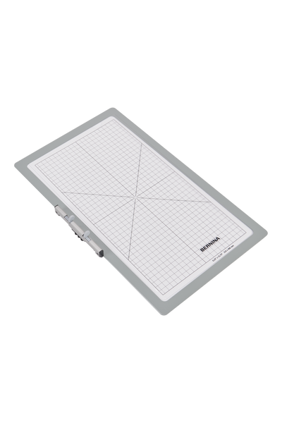 BERNINA Großer Haft-Stickrahmen 400 × 210 mm mit transparenter Stickschablone.