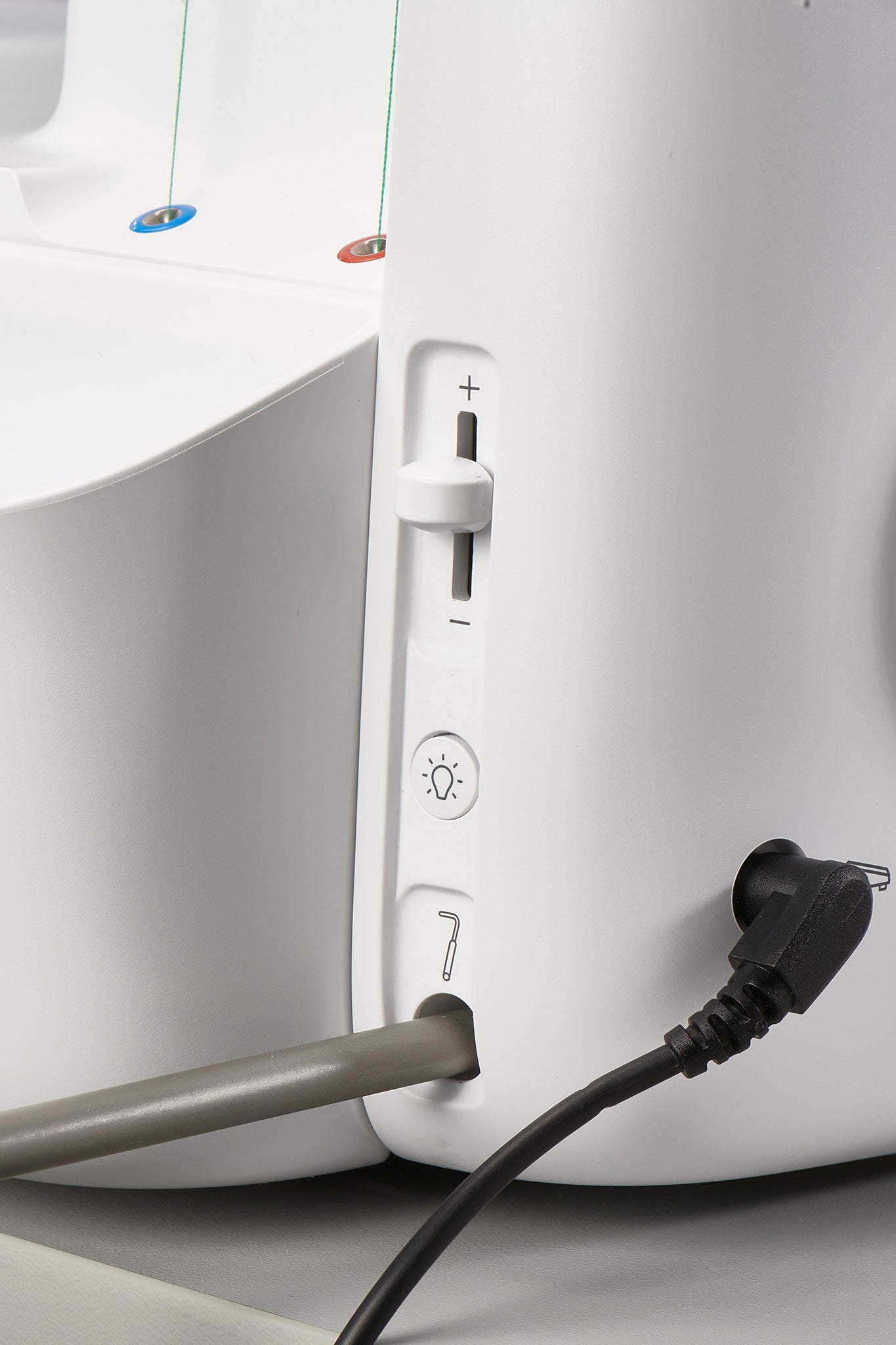 BERNINA L 620 Coverstitch - Kniehebel, Licht, Geschwindigkeit einstellen
