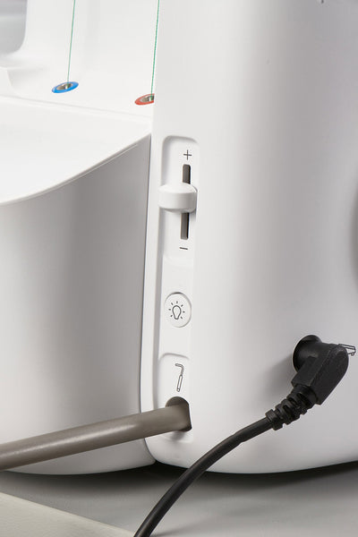BERNINA L 620 Coverstitch - Kniehebel, Licht, Geschwindigkeit einstellen