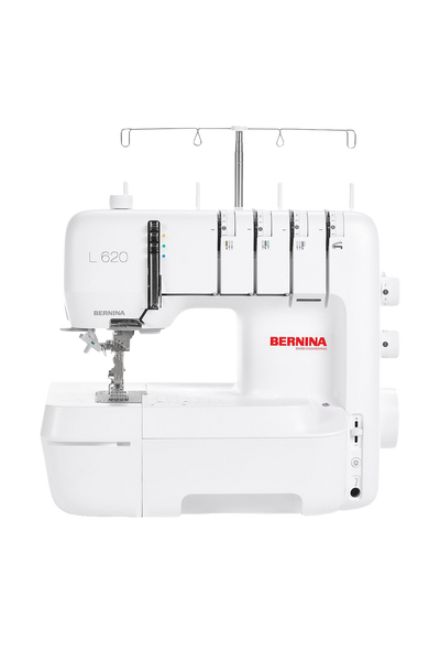 BERNINA L 620 Coverstitch in recht vooraanzicht, vrijstaand zonder schaduw op de vloer