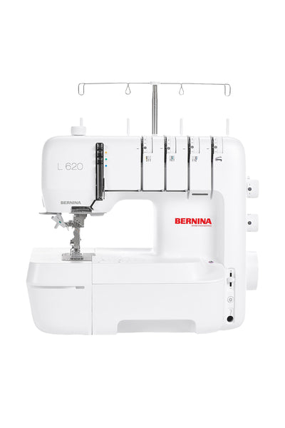 BERNINA L 620 Coverstitch in recht vooraanzicht, vrijstaand zonder schaduw op de vloer
